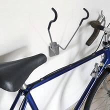 Stalwart - Soporte de pared para bicicleta Ganchos acolchados de espuma EVA con capacidad de 50 libras Portabicicletas de cochera abatible para bicicletas de montaña carretera y niños por Rad Sportz color plateado negro - PlataNegro - Ver 3