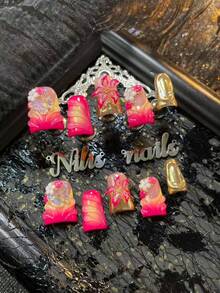 10件套短款鸭子美甲亚克力套装，包含玫瑰红、金色、粉色美甲贴片，玫瑰红金法式美甲，黄色扎染，3D立体花朵，蝴蝶，珠子美甲装饰，手绘几何图案粉末，Y2K风格美甲套装，适合女性和女孩，节日、日常、派对等场合，包含1个迷你指甲锉和1卷双面胶带。 - 玫紅色 - 查看 3