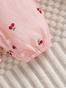 新生女宝宝可爱卡通樱桃图案圆领纽扣荷叶边撞色蝴蝶结长袖连体衣，配发带