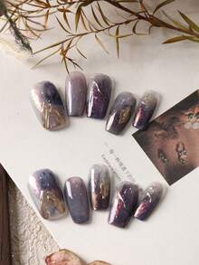 Kit com 10 unhas postiças acrílicas curtas com glitter roxo, cinza e dourado. Inclui 1 cartela de adesivos e 1 mini lixa para unhas. - Multicolorido - Ver 3