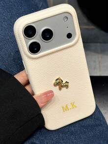 Ốp điện thoại hình ngựa bằng kim loại vân vải thiều tùy chỉnh, tên chữ cái cá nhân hóa, lời chúc may mắn năm mới âm lịch hình ngựa, ốp điện thoại đôi tối giản màu trơn chống sốc, phù hợp với Apple 17 16 15 14 Pro Max 13 12 11 Plus, quà tặng ngày Valentine, quà sinh nhật, quà tặng ngày lễ, quà tặng cho anh ấy/cô ấy, quà tặng cá nhân hóa, quà kỷ niệm, quà cưới, quà tặng cá nhân hóa cho bố mẹ (dập nổi). - trắng - Xem 4