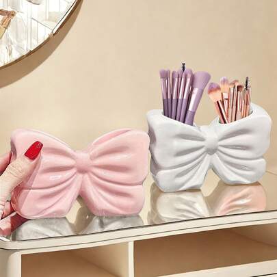 منظم مكتب متعدد الوظائف بتصميم شكل فيونكة لون أبيض وزهري، يستخدم لتخزين أحمر الشفاه وفرش المكياج والمقصات والأقلام ومعجون الأسنان وفرش الأسنان وغيرها، بحجم 5.3 بوصة، منظم موفر للمساحة، مثالي للحمام والغرفة والمكتب وديكور المنزل، هدية مثالية لعيد الحب