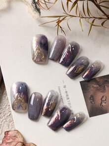 Kit com 10 unhas postiças acrílicas curtas com glitter roxo, cinza e dourado. Inclui 1 cartela de adesivos e 1 mini lixa para unhas. - Multicolorido - Ver 2