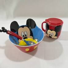 Disney Juego de 3 piezas de vajilla de plástico con licencia oficial que incluye un tazón de Mickey y Minnie, una cuchara y una taza. El tazón tiene el diseño de Elsa de Frozen, y los otros 3 tazones tienen los icónicos oídos de Mickey y lazos de Minnie en rojo, azul y rosa respectivamente. Perfecto para servir postres. - Multicolor - Ver 14