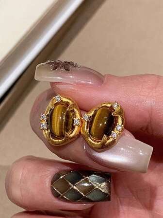 1 par de pendientes de botón de ojo de tigre ovalado con acabado dorado, nuevos pendientes de estilo palaciego vintage, de moda y adecuados para el uso diario de las mujeres