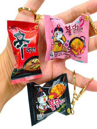 Llavero creativo de simulación de fideos de ramén picantes coreanos, modelo de comida divertido, llavero de mini fideos instantáneos, accesorio personalizado para llave de coche como regalo, decoración de bolso, recuerdos de fiesta o accesorios novedosos