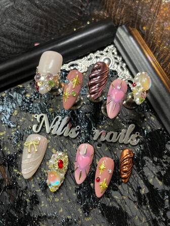 10 st. mandlar nagelakrylkit, bohemisk prinsessstil dekorationsset, rosa & aprikos & guld nagelkonst, rosa tie-dyeing, 3D stereo strass & stjärna & kedja pärla & rosett & fuskpärla nageltillbehör dekoration, färgglada nagelstenar, Y2K-stil nagelkonst set, handgjort kromnagelpulver geometriska mönster, lämplig för kvinnor och flickor