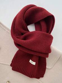 1条纯羊毛三角围巾，用途广泛，保暖性极佳，适合冬季佩戴，可作头饰或时尚多功能礼品。