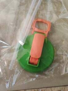 1个带吸管的汽水罐盖（颜色随机） - 包括可重复使用的硅胶吸管和汽水罐盖，密封性好，易于使用，防漏 | 适用于标准12盎司汽水罐，可用作饮料盖、啤酒罐盖、汽水罐盖，也非常适合旅行、聚会、露营和夏季必备品。