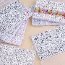 1 caja con 28 ranuras, 26 letras, base blanca, fuente negra, cuentas de acrílico con diseño lindo y de moda de 4*7mm, suministros para manualidades de joyería, collares, pulseras, set de 28 ranuras - Juego de letras - Ver 1