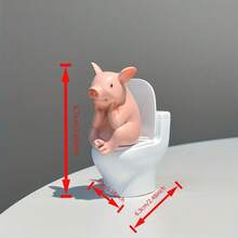 A Cute Pig Figurine Sitting On The Toilet - A PVC Decoration Suitable For Your Bathroom, Ideal For Display On A Table Or Wall, Perfect For Home Office Desks And Living Room Decor, As Well As Bathroom Decoration And Decorative Statues - 趣味裝飾豬 - 查看 6