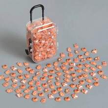 101件套[100只混合仓鼠+1个迷你行李箱]可爱迷你卡通仓鼠吊坠，手工树脂工艺品，适用于DIY手工、手机壳、发饰、耳环、钥匙扣等。 - 有趣的卡通动物挂件，无需电池。可爱的迷你动物食物瓶惊喜 - 复活节、情人节和其他派对的完美礼物！多种颜色和款式可选，是送礼、家居装饰和节日庆祝活动的理想之选，可放入礼品袋中。 - 彩色 - 查看 3