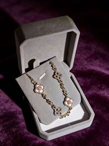 This Wealthy Lady Style All-Diamond Four-Leaf Clover Zirconia Bracelet Is A New 2025 Electroplated Bestselling Niche Item, Exuding A Luxurious And Refined Aura. It Is Glamorous And Alluring, Suitable For Wearing On Dates, Banquets, And Formal Dinners, Also Making An Excellent Gift. As The Most Fashionable High-End Jewelry, It Gives A Gentle And Sweet Feeling, Bringing A Sense Of Joy And Fulfillment.