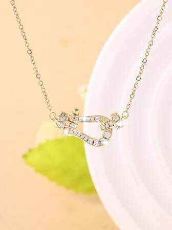 1件精致马蹄形吊坠项链，适合日常通勤和约会佩戴