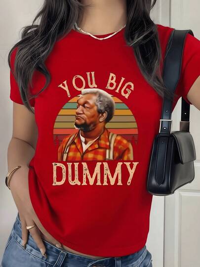 Figura de hombre con camisa a cuadros rojos sobre fondo de franjas de colores cálidos con texto humorístico en inglés camiseta de mujer 100% algodón 220g