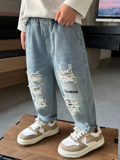 秋季宽松直筒破洞牛仔裤，适合男童日常、上学、休闲和户外活动穿着。