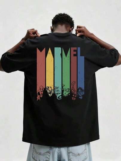 Gráfico vibrante con paneles verticales desgastados en tonos rojo amarillo turquesa verde y azul revelando siluetas de icónicos superhéroes SpiderMan Iron Man Capitán América y Thor simbolizando fuerza y aventura épicas en esta camiseta de hombre 100% algodón