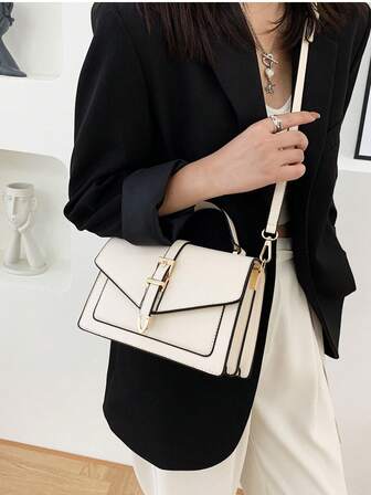 Bolso de hombro con solapa y decoración de cinturón