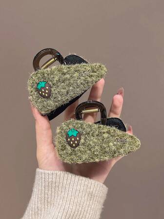 Retro hårspänne i akryl med jordgubbsfilt, medelstor fluffig håraccessoar för kvinnor