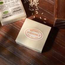 1 set de jabón de arroz + suero de arroz + crema de ojos de arroz. Jabón artesanal tailanés de arroz para la cara, el baño y las manos. Enriquecido con aceites minerales esenciales, limpia en profundidad y suaviza. Rico en espuma, suero de arroz hidrata en profundidad. Crema de ojos de arroz refirmante bloquea el agua para un rostro radiante. Opciones de múltiples especificaciones incluidas - Limpieza profunda - Ver 6