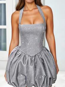 Vestido de cóctel de verano para mujer con cuello halter, sin mangas, espalda descubierta, detalle de vendaje cruzado y bajo abullonado. - gris plateado - Ver 3