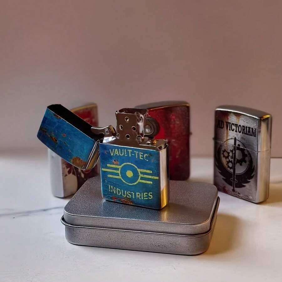 Fallout Themed Collection Lighters Set - 4 Unique Post-Apocalyptic Vintage Metal Lighters, Uses Lighter Fluid, Classic Flint Wheel And Windproof Design, Various Retro-Futuristic Designs, Perfect Gift For Men And Women, No Battery - 藍色 - 查看 1