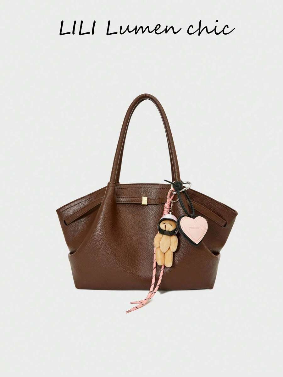 Ce sac à bandoulière en matériau PU de haute qualité et de couleur unie présente un motif de litchi, conçu spécifiquement pour les filles. Le corps du sac est dans une couleur café pure, associé à un pendentif ours casqué, affichant un style à la mode. Le sac à bandoulière utilise une boucle magnétique unicolore, et l'espace intérieur peut accueillir du rouge à lèvres, des clés, des cosmétiques et autres nécessités quotidiennes. Convient aux filles pour les trajets, les sorties, les achats, les rendez-vous et l'utilisation quotidienne.