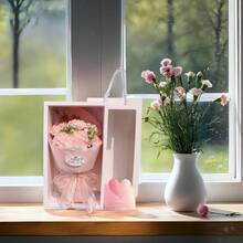 Ramo de Claveles con Lazo en Caja de Regalo Floral Romántico para Día de la Madre cumpleaños y Aniversarios Ideal Decoración del Hogar Bodas y Celebraciones. Rosa - Rosa - Ver 4