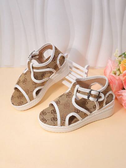 1 Pair Of Girls' Shoes With Caramel Brown Printed Ribbon Metal Buckle Sandals, Decorated With Printed Fabric Ribbon On The Upper, Featuring A Low Cut Design With Exposed Toes, Flat Bottom Anti Slip, Retro Casual Style, Suitable For Summer Shopping And Park Play.