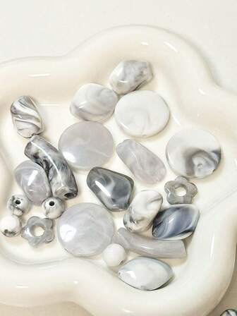 高品质彩色波西米亚风混珠材质，带孔，可制作手机链、包链、耳环、发夹、发饰等。手工材质，小卡片包装，搭配同款手工材料，高品质、精致闪亮的DIY奶油胶自制手机壳，Gumei冰箱胶发夹树脂饰品配件，平底无孔装饰