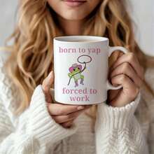 天生爱唠叨，被迫工作——趣味青蛙牛仔咖啡杯 - 粉白双色陶瓷杯，可爱牛仔青蛙图案，讽刺语录马克杯，11盎司新奇礼物，适合上班族/幽默爱好者，可放入洗碗机/微波炉，家用/办公桌茶具