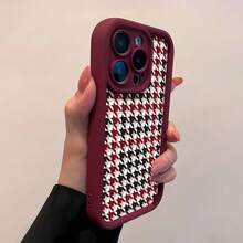 Estampado pata de gallo repetido en blanco, negro y rojo. Esta elegante funda es compatible con los modelos  17, 16, 15, 14 Pro Max, 13, 12, 11, XR y XS Plus. Fabricada en silicona de vidrio, ofrece protección contra golpes y caídas, además de una sensación superior. Es un regalo ideal para familiares, amigos y seres queridos, y una opción perfecta para Año Nuevo. - Burdeos - Ver 4