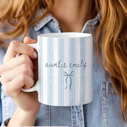 艾米丽阿姨条纹咖啡杯 - 浅蓝色和白色条纹陶瓷杯，饰有蝴蝶结，送给阿姨的礼物杯，11盎司茶杯，可放入洗碗机清洗，适合家庭/办公室使用，贴心的阿姨生日/圣诞礼物