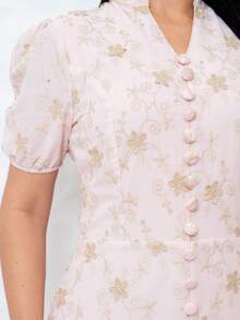 Vestido Feminino Maxi Bordado Aplicado Mangas Bufantes e Saia em Camadas Decote V Botões Falsos no  Busto Social Elegante Romântico e Perfeito - Rosa Bebê - Visão 5