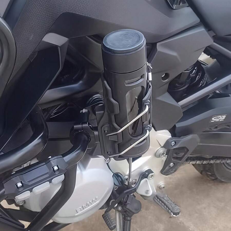 2 piezas Soporte para botella de agua de motocicleta - Soporte ajustable de alta resistencia (0,6 - 1,56 pulgadas), sin instalación requerida, duradero/se ajusta al sistema de bebidas de motocicleta con botella de 1 litro, sin manos (negro, también se ajusta a bicicleta de montaña/bicicleta eléctrica) - A - Ver 1