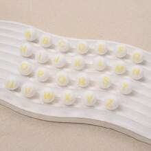 10/26颗白色底黄色字母圆形硅胶字母珠 - DIY个性化珠宝制作套装，工艺用品，适用于制作姓名手链、钥匙扣、吊坠、证件挂绳和珍珠笔