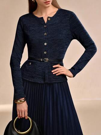 Elegant vintageklänning med mellanlång look för kvinnor - Långärmad, blandad stickad och vävd textil, volangdetaljer, metallknappar, metallbälte i midjan, lämplig för business casual, examen, bröllop, jul och formella tillfällen