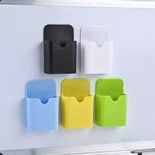 1个磁性笔盒，磁性塑料容器，用于存放和整理笔，适合学习和课堂使用