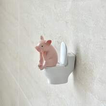 A Cute Pig Figurine Sitting On The Toilet - A PVC Decoration Suitable For Your Bathroom, Ideal For Display On A Table Or Wall, Perfect For Home Office Desks And Living Room Decor, As Well As Bathroom Decoration And Decorative Statues - 趣味裝飾豬 - 查看 3