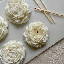 1支高级牡丹香氛蜡烛，采用天然大豆蜡基底和优质精油制成，手工浇注棉芯，可燃烧4-8小时，清洁无污染。适用于母亲节、情人节、婚礼、圣诞节、新年等庆祝活动。逼真的牡丹花造型，可用于客厅装饰、卧室香氛、节日礼物、派对氛围营造，带来舒缓的花香。 - 彩色 - 查看 7