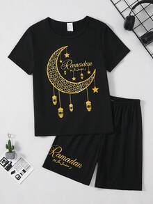 Set de 2 piezas de pijama de manga corta con estampado de linterna y luna para el Ramadán, y gráfico de letras para niños, para primavera/verano - Negro - Ver 1