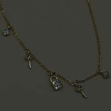 Tobillera Dorada Minimalista con Dijes de Llave y Candado, Cadena Fina con Circonitas Elegante para Playa y Verano - Dorado - Ver 4