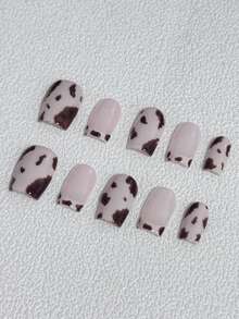 Conjunto de 10 adesivos minimalistas para unhas curtas quadradas com estampa de vaca marrom cacau, pintados à mão, para o dia a dia.