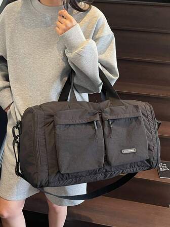 Modern och avslappnad resväska i campusstil, lätt och bärbar, hopfällbar med stor kapacitet. Kan bäras som axelväska eller crossbody, kan även användas med en bärbar handväska. Särskilt lämplig för affärsresor, semestrar och sport-/gymbagage.