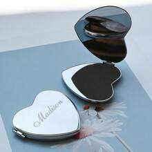 Miroir de poche personnalisé gravé | Miroir de maquillage personnalisé en argent, peut graver votre nom | Cadeau parfait pour les demoiselles d'honneur, les mariages, les anniversaires, Noël | Pour elle, femme, mère, petite amie, meilleure amie - amour - Voir 4