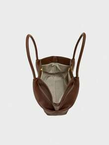 Ce sac à bandoulière en matériau PU de haute qualité et de couleur unie présente un motif de litchi, conçu spécifiquement pour les filles. Le corps du sac est dans une couleur café pure, associé à un pendentif ours casqué, affichant un style à la mode. Le sac à bandoulière utilise une boucle magnétique unicolore, et l'espace intérieur peut accueillir du rouge à lèvres, des clés, des cosmétiques et autres nécessités quotidiennes. Convient aux filles pour les trajets, les sorties, les achats, les rendez-vous et l'utilisation quotidienne.