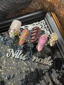 Bộ móng tay acrylic hình hạnh nhân 10 món, bộ trang trí phong cách công chúa Bohemian, nghệ thuật móng tay màu hồng, mơ và vàng, nhuộm tie-dye hồng, phụ kiện trang trí móng tay đính đá 3D, ngôi sao, hạt cườm, nơ và ngọc trai giả, đá quý móng tay nhiều màu sắc, bộ nghệ thuật móng tay phong cách Y2K, bột móng tay mạ crom thủ công với họa tiết hình học, phù hợp cho móng tay phụ nữ và bé gái. - Hồng - Xem 4