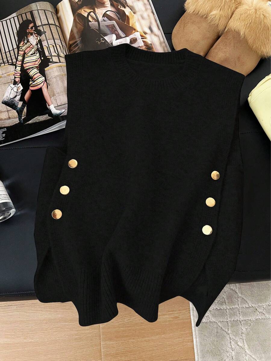 1 chiếc áo vest nữ không tay cổ tròn màu trơn, kiểu dáng thường ngày, có khuy kim loại bên hông, màu đen.