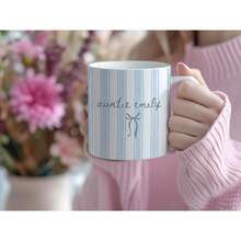 艾米丽阿姨条纹咖啡杯 - 浅蓝色和白色条纹陶瓷杯，饰有蝴蝶结，送给阿姨的礼物杯，11盎司茶杯，可放入洗碗机清洗，适合家庭/办公室使用，贴心的阿姨生日/圣诞礼物 - 彩色 - 查看 6