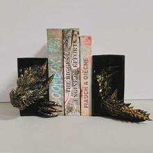 A Set Of Two Dinosaur Bookends With Wild Dragons Appearing Among The Books – Perfect For Decorating Bookshelves, Fantasy Decorations And As Home Accessories. - 金色 - 查看 1
